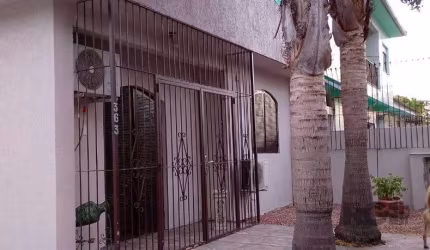 Casa térrea, 3 dormitórios, 1 suíte, living para 2 ambientes, cozinha, pátio, 2