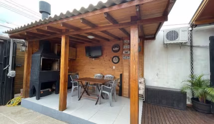 Duas casas no mesmo terreno, 3 vagas para carro, no bairro Sarandi, em Porto Ale