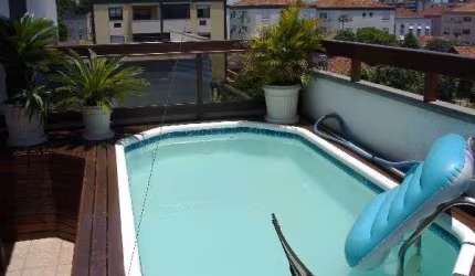 Cobertura 3 dormitórios no bairro São Sebastião em Porto Alegre: semi-mobiliada, 1 suíte com hidro, living 2 ambientes com sacadão. Parte superior: estar com lareira, sala com churrasqueira, piscina, 