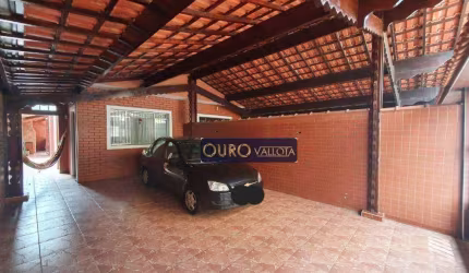 3 QUARTOS, 1 SUITE, 4 WCS MOBILIADO ESQUINA COM A PRAIA