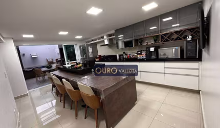 Sobrado com 4 dormitórios e piscina - SO 230318S