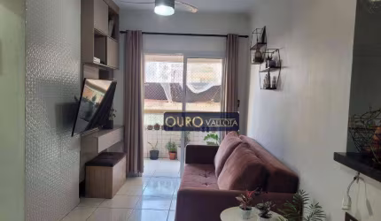 APARTAMENTO NA PRAIA GRANDE COM SACADA, VAGA DE GARAGEM E LAZER NO CONDOMÍNIO.