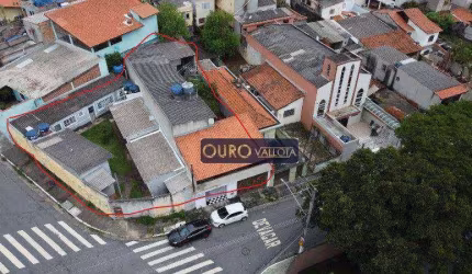Terreno com 5 casas