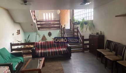 Sobrado amplo e espaçoso com 323m², 3 dormitórios, lazer e 2 vagas de garagem à venda na Vila Bertioga