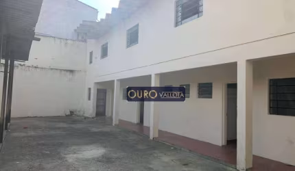 Galpão com 706m²