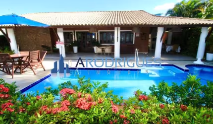 Casa de luxo em condomínio em Guarajuba (Monte Gordo) - Camaçari-BA: 5 quartos, 5 suítes, 1 sala, 5 banheiros, 1 vaga, 265m².
