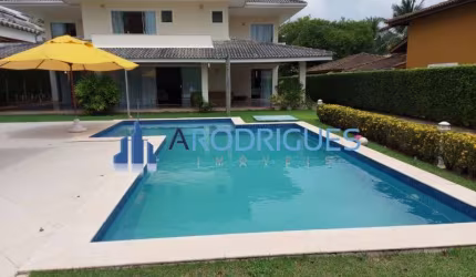 Belíssima casa à venda com 2 pavimentos no bairro Busca Vida (Abrantes) tem 600 m² com 4/4 quartos sendo 4 suítes.