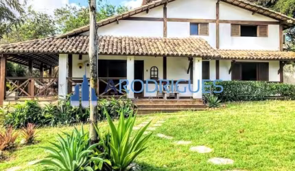 Belíssima Casa à venda em Abrantes, ampla área externa, 5/4 sendo 3 suítes!