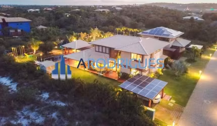 Casa Belíssima à venda em Praia do Forte - 5/4, sendo 5 Suítes, toda mobiliada e decorada!