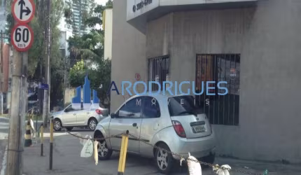 Excelente ponto comercial, em via principal, com estacionamento amplo, e otima estrutura para diversos negocios como farmacias, clinicas, lojas, entre outros.