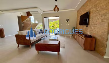 Aluguel de luxuosa casa em condomínio na Praia do Forte, Mata de São João-BA: 6 quartos, 6 suítes, 2 salas, 5 banheiros, 8 vagas de garagem, 400m²