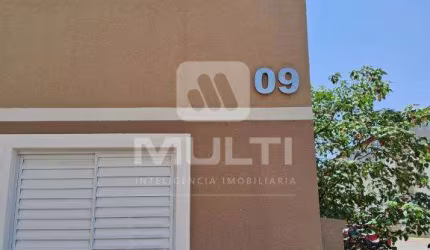 Apartamento com 2 quartos para alugar no Pacaembu, Uberlândia  por R$ 1.300