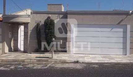 Casa com 3 quartos para alugar no Brasil, Uberlândia  por R$ 4.500