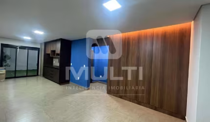 Casa com 3 quartos para alugar no Aclimação, Uberlândia  por R$ 4.000
