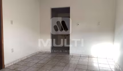 Casa com 2 quartos para alugar no Osvaldo Rezende, Uberlândia  por R$ 900