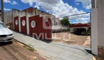 Casa com 4 quartos para alugar no Lidice, Uberlândia  por R$ 3.250