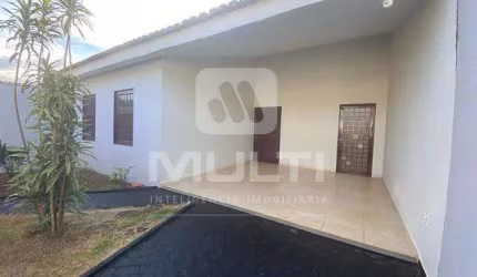 Casa com 3 quartos para alugar no Custódio Pereira, Uberlândia  por R$ 4.500