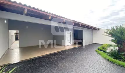 Casa com 3 quartos para alugar na Cidade Jardim, Uberlândia  por R$ 5.500