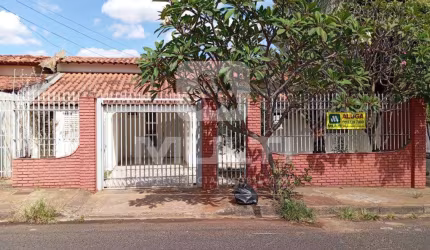 Casa com 3 quartos para alugar no Custódio Pereira, Uberlândia  por R$ 1.900