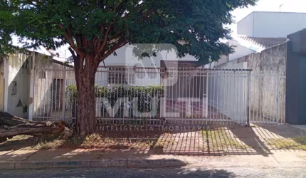 Casa com 3 quartos para alugar na Cidade Jardim, Uberlândia  por R$ 1.950