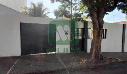 Casa com 3 quartos para alugar no Centro, Uberlândia  por R$ 1.350