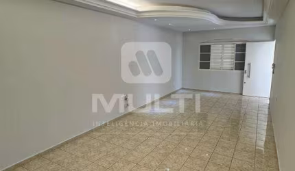 Casa com 3 quartos para alugar no Martins, Uberlândia  por R$ 4.800