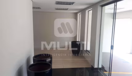 Apartamento com 1 quarto para alugar em Saraiva, Uberlândia  por R$ 22.000