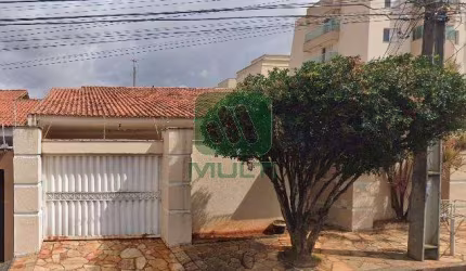 Casa com 4 quartos para alugar no Santa Mônica, Uberlândia  por R$ 4.000