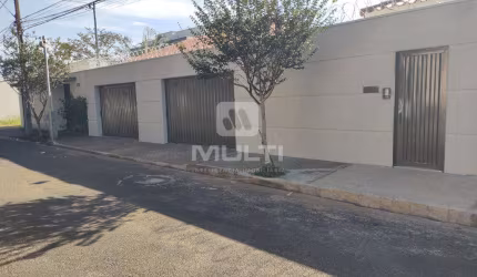 Casa com 3 quartos para alugar no Jardim Karaíba, Uberlândia  por R$ 4.200