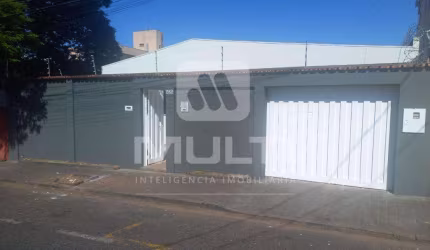 Casa com 3 quartos para alugar no Brasil, Uberlândia  por R$ 3.500