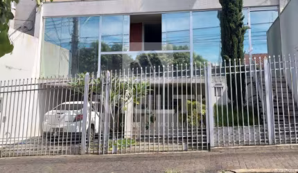 Casa com 3 quartos para alugar no Lidice, Uberlândia  por R$ 4.700