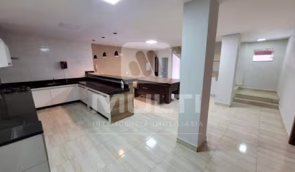 Casa com 3 quartos para alugar no Jardim Europa, Uberlândia  por R$ 5.000