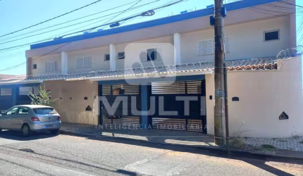 Casa com 2 quartos para alugar no Jardim Europa, Uberlândia  por R$ 2.200