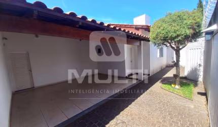 Casa com 3 quartos para alugar na Cidade Jardim, Uberlândia  por R$ 5.000