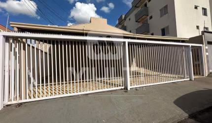 Casa com 2 quartos para alugar no Santa Mônica, Uberlândia  por R$ 1.300