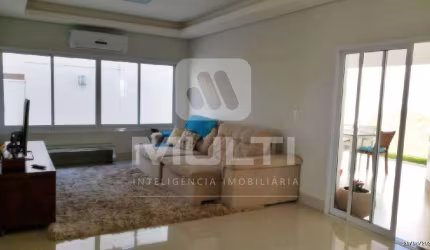 Casa em condomínio fechado com 3 quartos para alugar no Jardins Gênova, Uberlândia  por R$ 18.000
