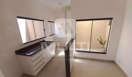 Casa com 2 quartos para alugar no Shopping Park, Uberlândia  por R$ 2.300