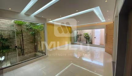 Casa com 3 quartos para alugar no Jardim Inconfidência, Uberlândia  por R$ 8.500