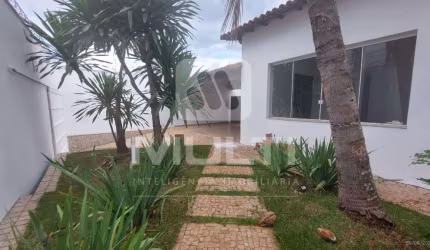 Casa com 3 quartos para alugar na Cidade Jardim, Uberlândia  por R$ 6.000