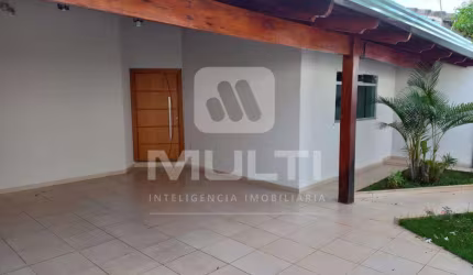 Casa com 3 quartos para alugar na Cidade Jardim, Uberlândia  por R$ 3.700