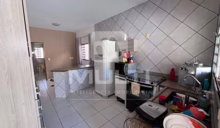 Casa com 3 quartos para alugar no Santa Rosa, Uberlândia  por R$ 2.500