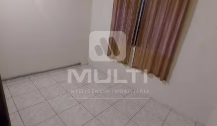 Apartamento com 3 quartos para alugar no Chácaras Tubalina, Uberlândia  por R$ 1.200