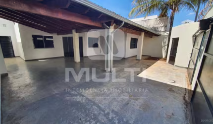 Casa com 3 quartos para alugar no Santa Rosa, Uberlândia  por R$ 3.300