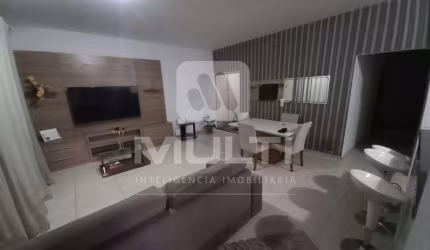 Casa com 3 quartos para alugar no Jardim Patrícia, Uberlândia  por R$ 3.500