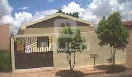 Casa com 3 quartos para alugar no Santa Mônica, Uberlândia  por R$ 2.500