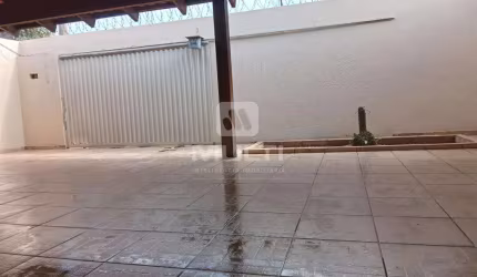 Casa com 4 quartos para alugar na Cidade Jardim, Uberlândia  por R$ 3.500