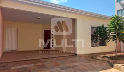 Casa com 3 quartos para alugar no Brasil, Uberlândia  por R$ 3.800