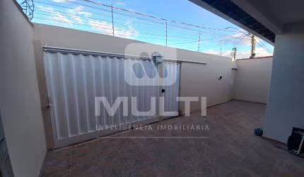Casa com 3 quartos para alugar no Jardim Patrícia, Uberlândia  por R$ 3.150