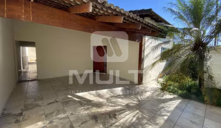 Casa com 3 quartos para alugar na Cidade Jardim, Uberlândia  por R$ 3.300