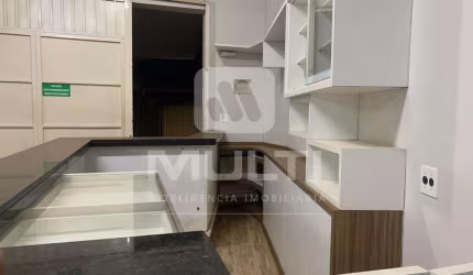 Barracão / Galpão / Depósito para alugar em Saraiva, Uberlândia  por R$ 4.500